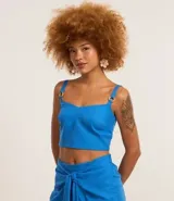 Blusa cropped de viscolino azul con escote en V, breteles con adornos y lastex en la espalda.