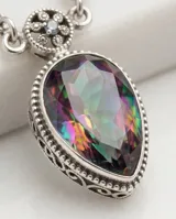Gargantilla de plata 925 con tres piedras de topacio místico en tonos tornasolados, con diseño de cadena de eslabones finos y engarces decorativos.