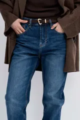 Pantalón de jean corte regular, de tiro medio y pierna recta, en tono azul clásico con efecto lavado.