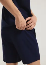 Short deportivo verde militar de secado rápido, con cintura elástica y bolsillos laterales.