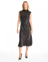 Vestido midi de satén color champagne con corte al bies y escote recto, acompañado por un top sin mangas de cuello alto cubierto de lentejuelas doradas con detalle drapeado en la cintura.