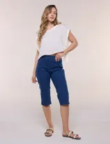 Capri de denim blanco con pretina ancha elastizada, tiro alto, bolsillos simulados al frente y bolsillos funcionales en la parte posterior, con pequeños tajos laterales en el bajo.