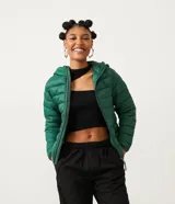 Campera puffer roja, ligera, de poliamida, con capucha y bolsillos con cremallera. Incluye bolsa para guardarla.