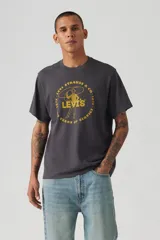 Remera gris de corte recto con cuello redondo y manga corta. Estampado frontal con logo de Levi's y diseño de vaquero con lazo.