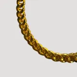 Pulsera de eslabones dorados con diseño de triángulos.