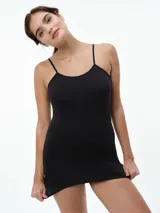 Camiseta de microfibra seamless color negro, con breteles finos y diseño ajustado al cuerpo.