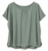 Blusa verde seco de cuello redondo con sutil fruncido frontal, mangas cortas con vuelta y dobladillo curvo asimétrico.