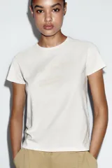 Camiseta de cuello redondo y manga corta, con corte regular y estampa de texto en tono contrastante en el frente.