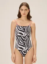Malla enteriza de escote cuadrado, espalda redondeada y copas blandas, con estampado estilo animal print en tonos turquesa, azul y amarillo.