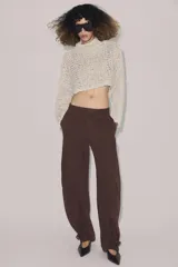 Pantalón cargo de tiro medio confeccionado en algodón, con diseño de pierna tipo barril. Presenta bolsillos laterales y bolsillos de plastrón con solapa en las piernas, además de un bajo ajustable con trabillas y hebilla metálica.