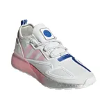 Championes urbanos Adidas ZX 2K Boost para mujer, color blanco con detalles en rosa y plateado. Inspirados en la misión espacial Artemisa, con mediasuela Boost y detalles metalizados.