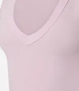 Blusa sin mangas de Blue Steel, confeccionada en tejido de algodón acanalado con escote en V profundo. Presenta un diseño ajustado al cuerpo y textura vertical en relieve.