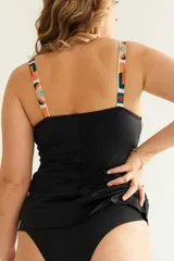 Tankini con estampado geométrico multicolor, nudo en el escote y breteles regulables. Incluye bolsillo interno en el busto para colocar copa removible o prótesis externa.