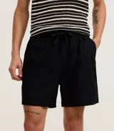 Bermuda masculina de corte recto, color rojo, con cintura elástica y cordón de ajuste. Cuenta con bolsillos laterales y traseros, confeccionada en una mezcla de algodón y lino.