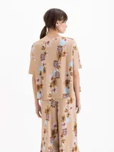 Remera East de morley liviano color tostado con estampado floreado, de silueta holgada, mangas cortas y cuello en V.