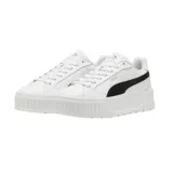 Championes Puma modelo Karmen II L, de diseño urbano con plataforma. Presentan una capellada de cuero blanco con la icónica franja lateral de la marca en color negro y suela de plataforma robusta con textura estriada.
