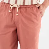 Bermuda de lino mezclado color rosa, de corte clásico con bolsillos laterales y traseros, y cierre con botón y cremallera.