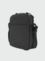 Bandolera Diesel modelo D-Pack X, color negro, de diseño compacto con correa ajustable y compartimento principal con cierre.
