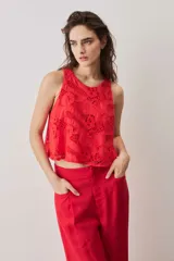 Blusa sin mangas de broderie color rojo, con diseño corto y cuello redondo.