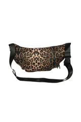 Riñonera negra de poliéster con cierre principal y bolsillo delantero adicional con cierre. Cuenta con correa ajustable.