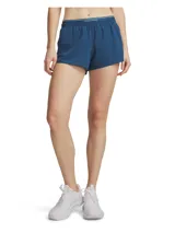 Short deportivo Under Armour de secado rápido, confeccionado en tejido elástico ligero. Presenta cintura elástica con detalle de logo visible, aberturas laterales en el bajo y braguita interior para mayor cobertura.