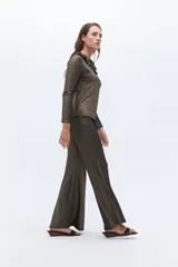 Pantalón elastizado de lurex color dorado, de pierna ancha y caderín fruncido.