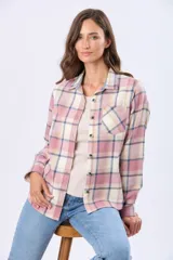 Camisa de viyela a cuadros en tonos rosado, beige y gris, de manga larga, con cuello camisero, cierre frontal de botones y un bolsillo aplicado en el pecho.