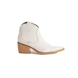 Bota tipo texana de caña baja en color blanco, con taco cuadrado de madera y punta fina. Presenta costuras decorativas en el lateral y un diseño clásico de estilo western.