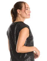 Blusa sin mangas con escote en V, confeccionada completamente en lentejuelas color dorado. Cuenta con forro interno a tono y un corte recto y holgado.