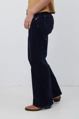 Pantalon de corte recto confeccionado en pana, con cintura media y cierre frontal.