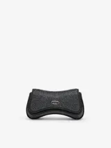 Cartera bandolera Diesel modelo Play Crossbody XS, de diseño curvo compacto completamente cubierta de pedrería y brillo, con detalle del logo ovalado de la marca en el centro.