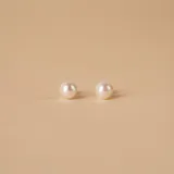 Aros tipo stud con perlas de río naturales de forma esférica y base de plata 925.