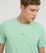Remera deportiva masculina de manga corta y cuello redondo, color verde menta. Presenta un pequeño logo estampado en el pecho.