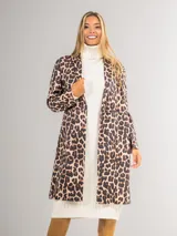 Tapado de animal print de leopardo, con solapas y corte recto.