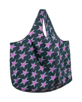 Bolso tipo tote bag de TwoJeys confeccionado en tejido ripstop liviano, con estampado all-over de estrellas fucsias con bordes verdes sobre fondo negro. Cuenta con asas integradas para llevar al hombro y diseño plegable.