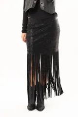 Pollera midi de cuerina negra con diseño ajustado en la parte superior y terminación en flecos largos que aportan movimiento.