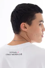 Remera blanca de algodón con cuello redondo y mangas cortas. Estampado en la espalda con ilustración de personajes de Dragon Ball Z intervenidos por el artista coreano Lonely Weirdo Club.