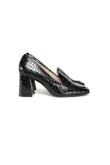 Zapatos tipo mocasín negros con textura de cocodrilo, punta cuadrada y taco grueso.
