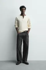Jeans baggy fit de corte holgado en color negro con efecto lavado, confeccionados en denim de algodón rígido, con diseño clásico de cinco bolsillos y cierre frontal con cremallera y botón.
