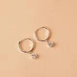 Aros tipo argolla pequeña en plata 925 con dije colgante de circonia en engarce inglés.