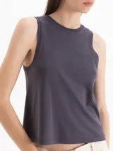Musculosa negra de algodón Pima, con escote redondo y calce relajado.