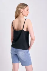 Top negro de breteles finos y escote en V.