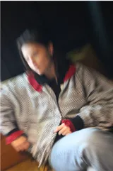 Campera tipo bomber oversize de paño italiano con estampado de espiga en blanco y negro. Presenta cuello alto, cierre frontal con botones metálicos y mangas estilo murciélago.