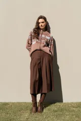 Cardigan tejido de algodón con cierre frontal doble, cuello alto y diseño de motivos abstractos en tonos marrones y celestes. Presenta un corte relajado y boxy con puños y ruedo acanalados.