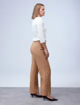 Pantalón de vestir de pierna ancha color marrón, marca Zac & Rachel. Presenta pretina ancha con aplique de botones y bolsillos simulados con tachas.