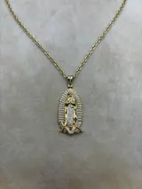 Collar con cadena de eslabones dorados y dije grande de la Virgen de Guadalupe engastado con piedras blancas brillantes.