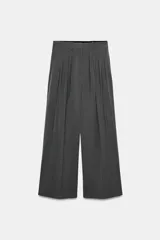 Pantalón de tiro medio con pinzas frontales, confeccionado en tejido con viscosa. Presenta cintura con trabillas, bolsillos laterales y cierre frontal con cremallera, botón y ganchos metálicos.