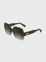 Lentes de sol Longchamp con armazón cuadrado de acetato en tono marrón translúcido con efecto degradado. Presentan patillas gruesas con detalle metálico dorado en la unión.