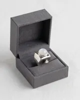Anillo de plata 925 con diseño geométrico cuadrado y piedra de la luna central de corte circular.