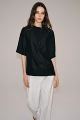 Blusa fluidia de manga corta ZW Collection, confeccionada en mezcla de lyocell, color marrón con cuello redondo y cierre frontal parcial con botones.